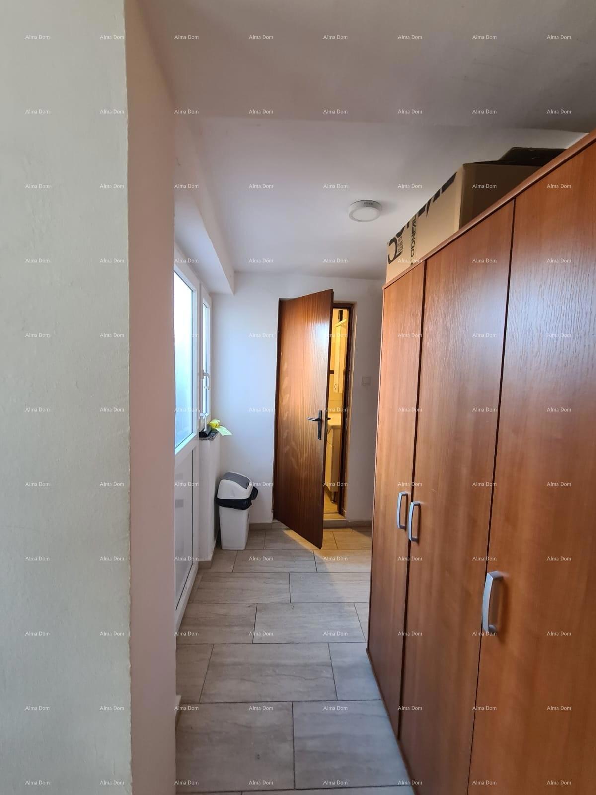 Odlična priložnost! Prodaja obnovljene hiše v središču Medulina! Pogled na morje!