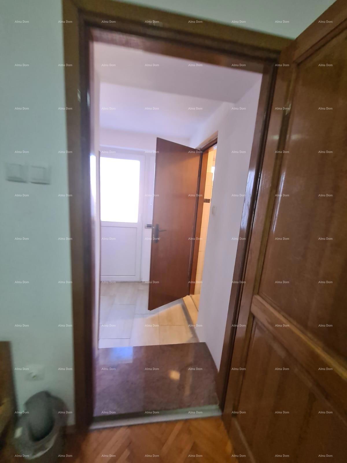 Odlična priložnost! Prodaja obnovljene hiše v središču Medulina! Pogled na morje!