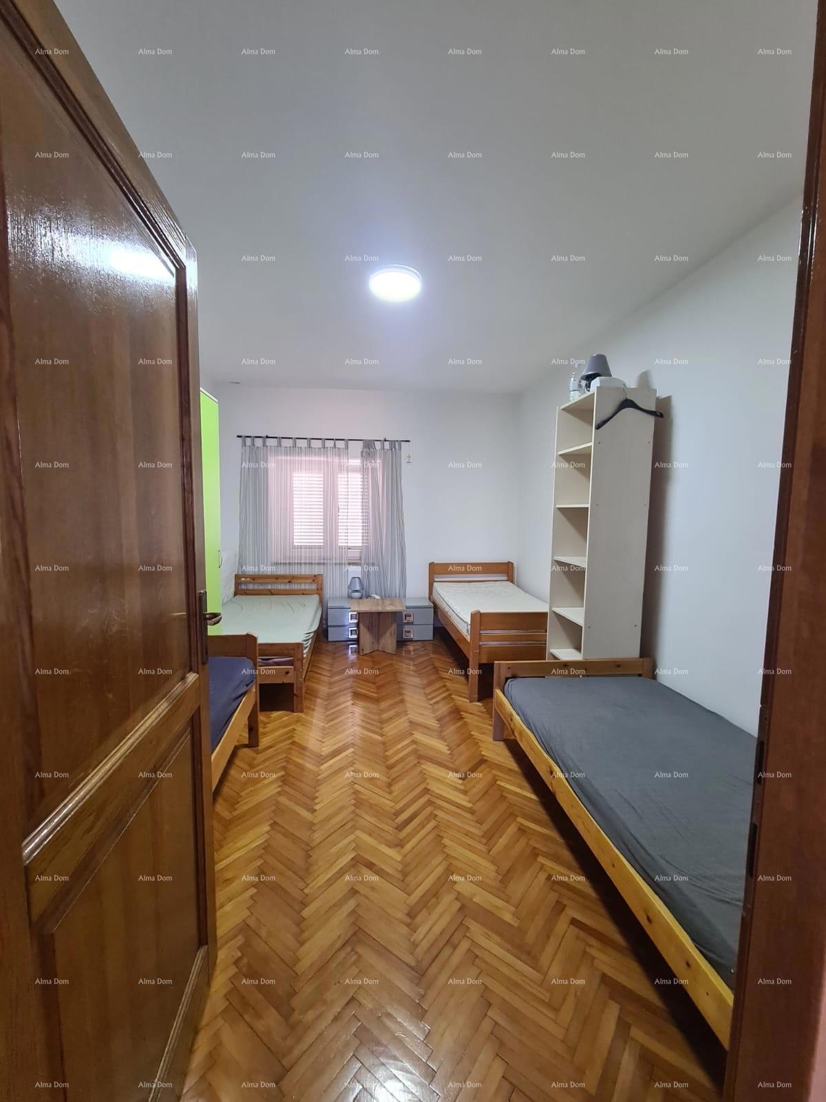 Odlična priložnost! Prodaja obnovljene hiše v središču Medulina! Pogled na morje!