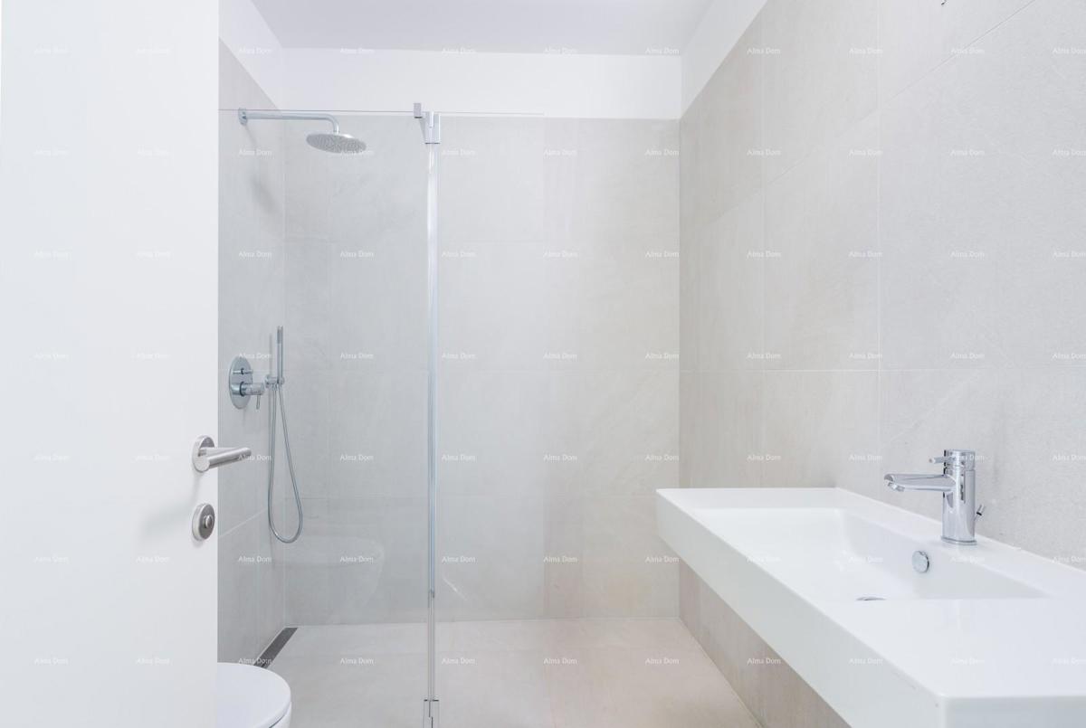 Luksuzna družinska hiša s bazenom na prodaj v Labincih, blizu Poreča