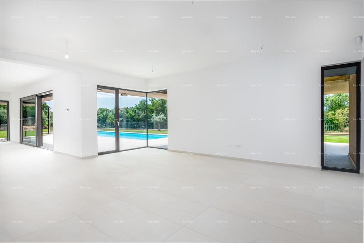 Luksuzna družinska hiša s bazenom na prodaj v Labincih, blizu Poreča