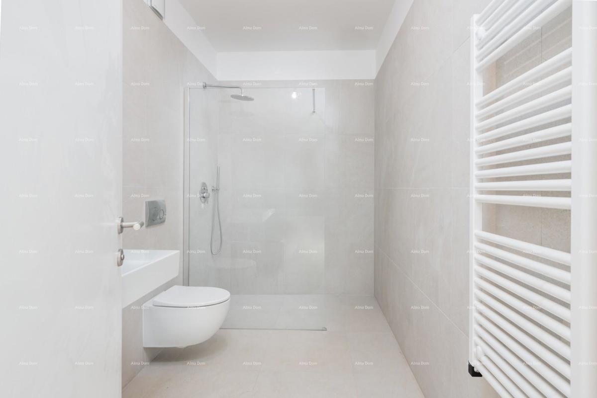 Luksuzna družinska hiša s bazenom na prodaj v Labincih, blizu Poreča