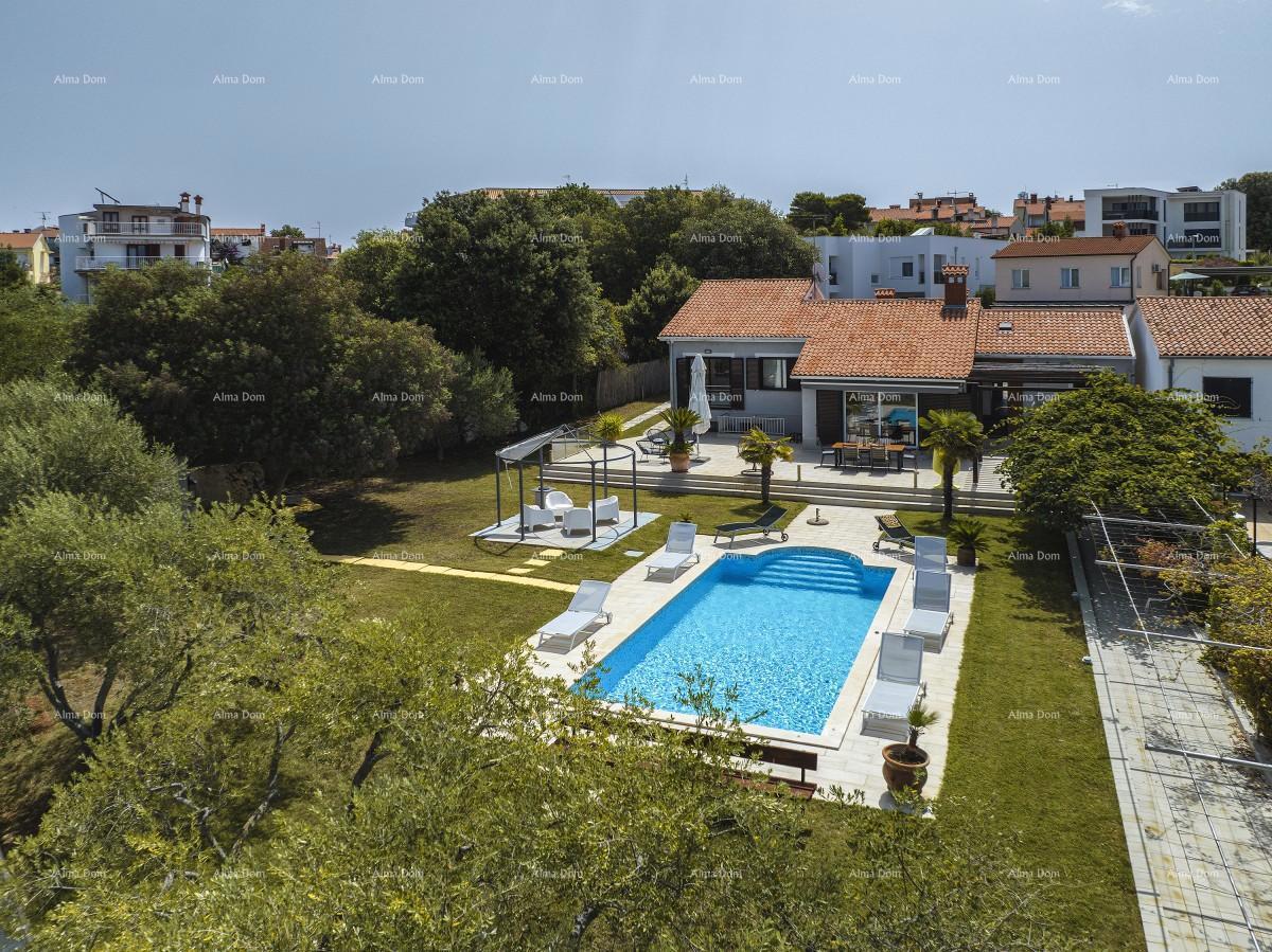 Prvi red do morja in plaže – hiša s bazenom in veliko okužnico, Pješčana Uvala!