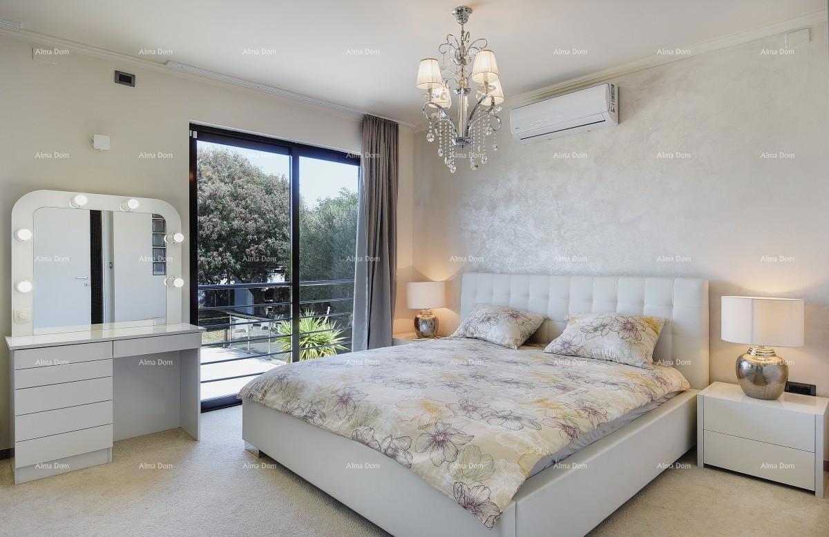 Prvi red do morja in plaže – hiša s bazenom in veliko okužnico, Pješčana Uvala!