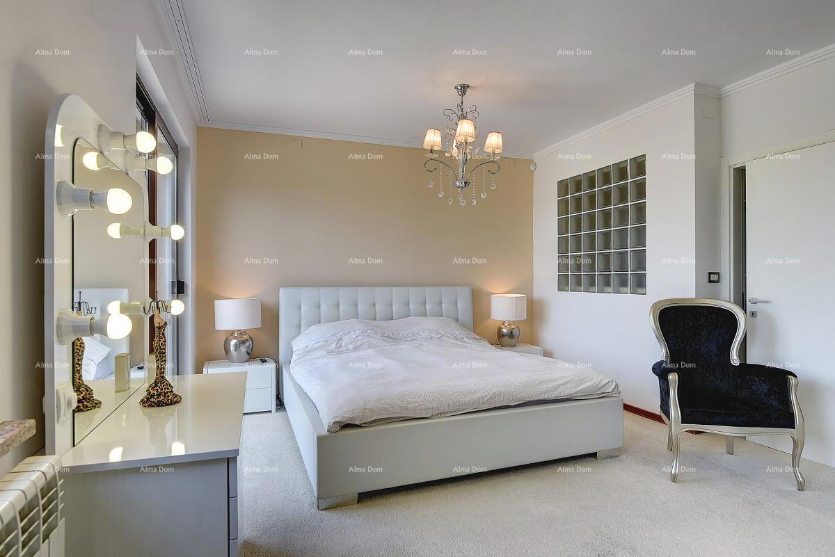 Prvi red do morja in plaže – hiša s bazenom in veliko okužnico, Pješčana Uvala!