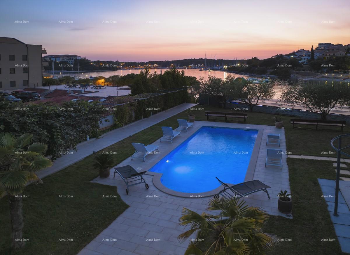 Prvi red do morja in plaže – hiša s bazenom in veliko okužnico, Pješčana Uvala!