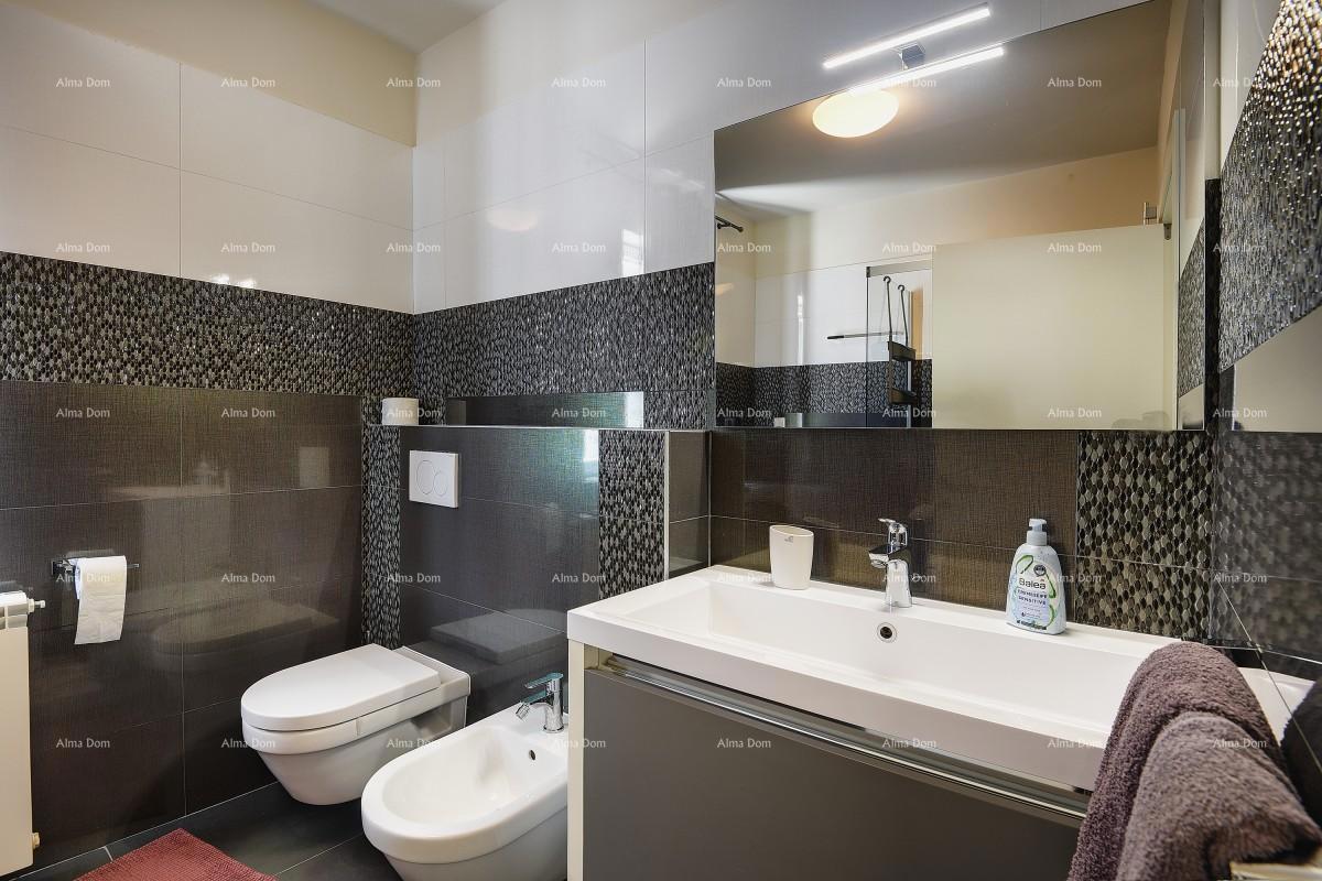 Prvi red do morja in plaže – hiša s bazenom in veliko okužnico, Pješčana Uvala!