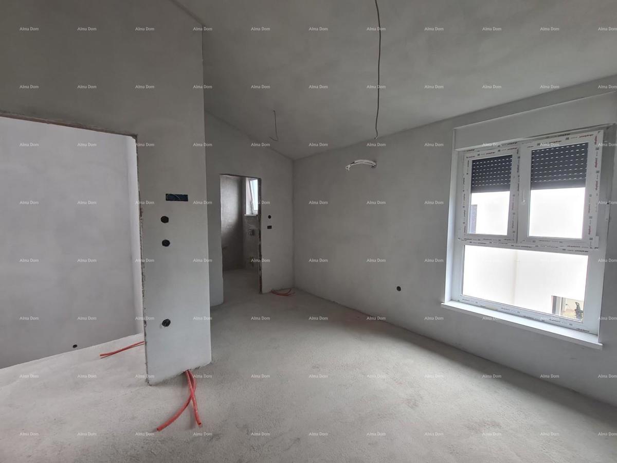 Na prodaju dvoetažni stan s bazenom v Ližnjanu