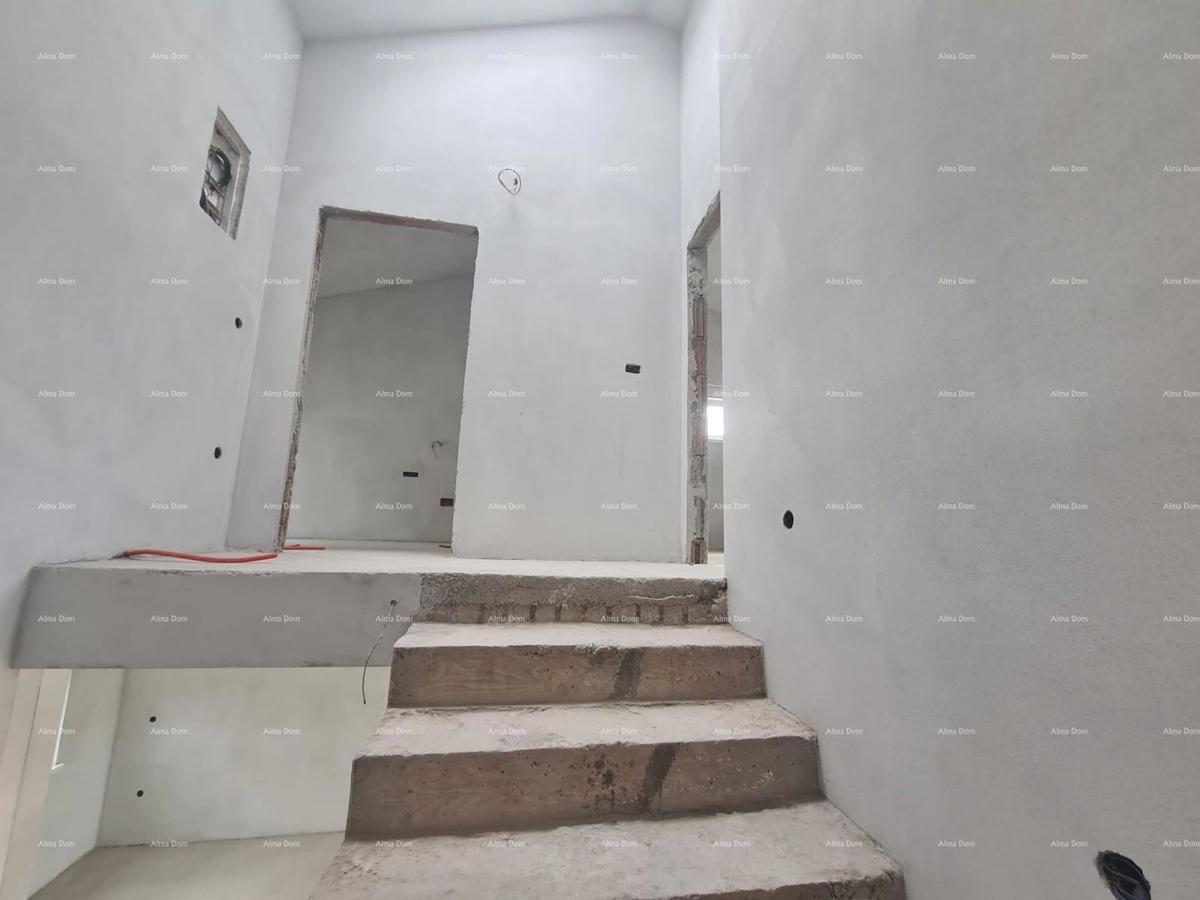 Na prodaju dvoetažni stan s bazenom v Ližnjanu