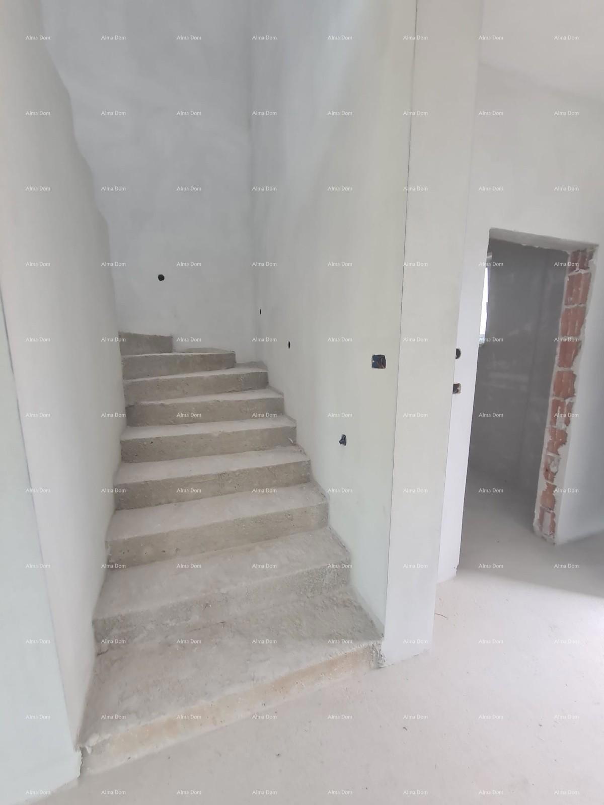 Na prodaju dvoetažni stan s bazenom v Ližnjanu