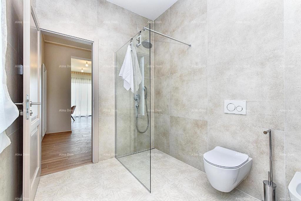 Fažana - Peroj - Čudovita vila s bazenom in pogledom na morje v bližini plaže