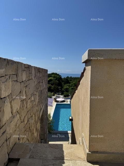 Mediteranska hiša s bazenom in pogledom na morje, Raša