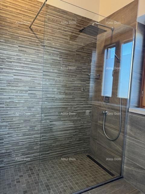 Mediteranska hiša s bazenom in pogledom na morje, Raša