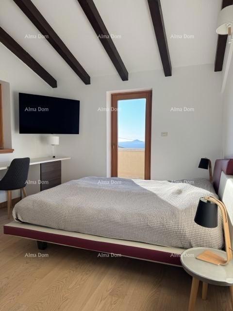 Mediteranska hiša s bazenom in pogledom na morje, Raša