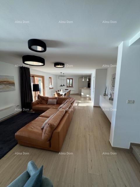 Mediteranska hiša s bazenom in pogledom na morje, Raša