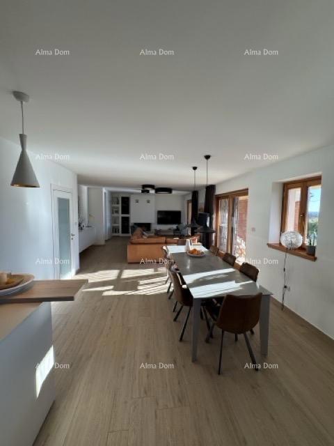 Mediteranska hiša s bazenom in pogledom na morje, Raša