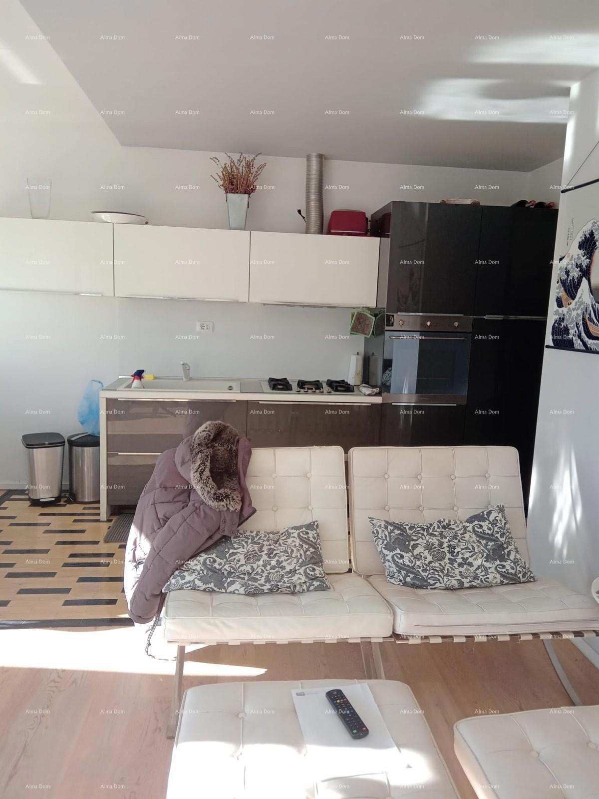 Prodaja - stan s pogledom na more - dve minute do sprehajalne poti Lungomare, Pula!