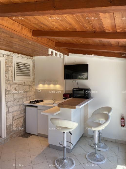 Pula – Hiša z dvema stanovanjski enotama, 50 m od morja