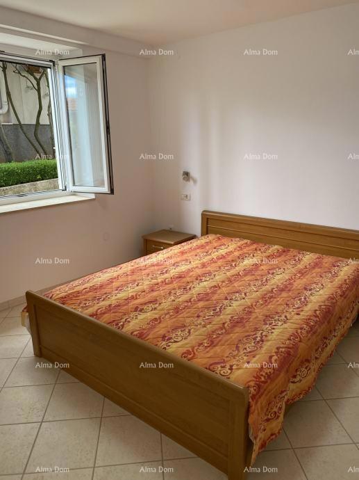 Pula – Hiša z dvema stanovanjski enotama, 50 m od morja