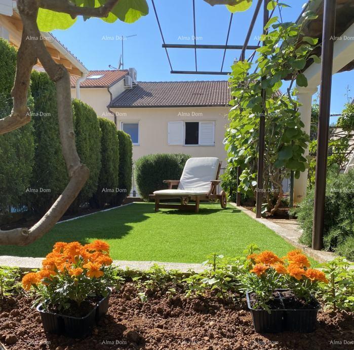 Pula – Hiša z dvema stanovanjski enotama, 50 m od morja