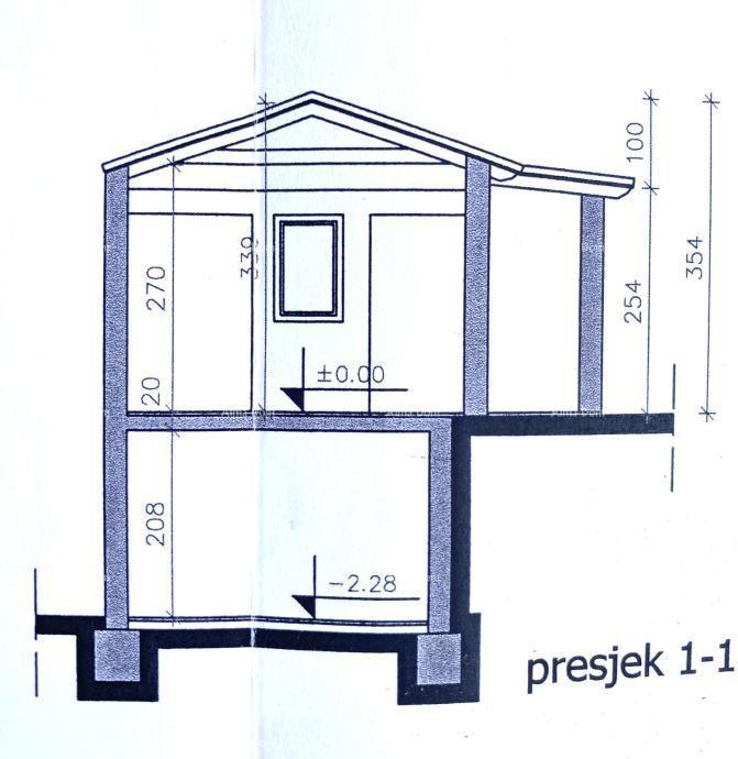 Pula – Hiša z dvema stanovanjski enotama, 50 m od morja