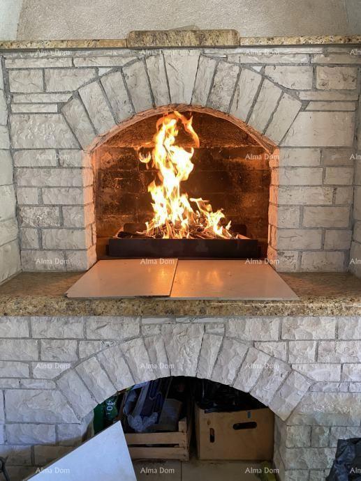 Pula – Hiša z dvema stanovanjski enotama, 50 m od morja