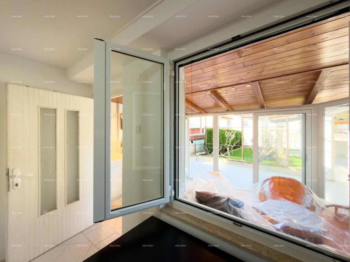 Pula – Hiša z dvema stanovanjski enotama, 50 m od morja