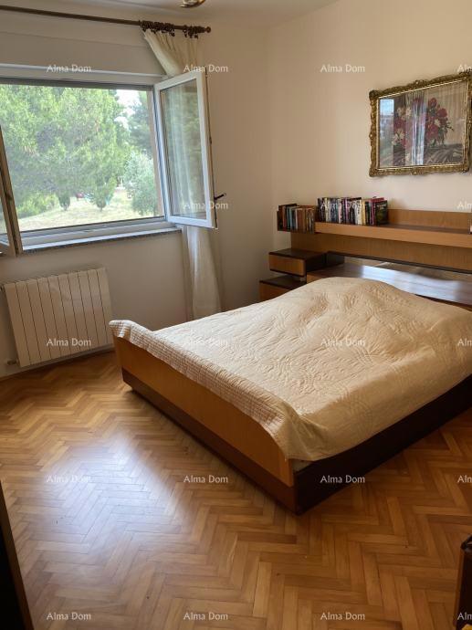 Pula – Hiša z dvema stanovanjski enotama, 50 m od morja