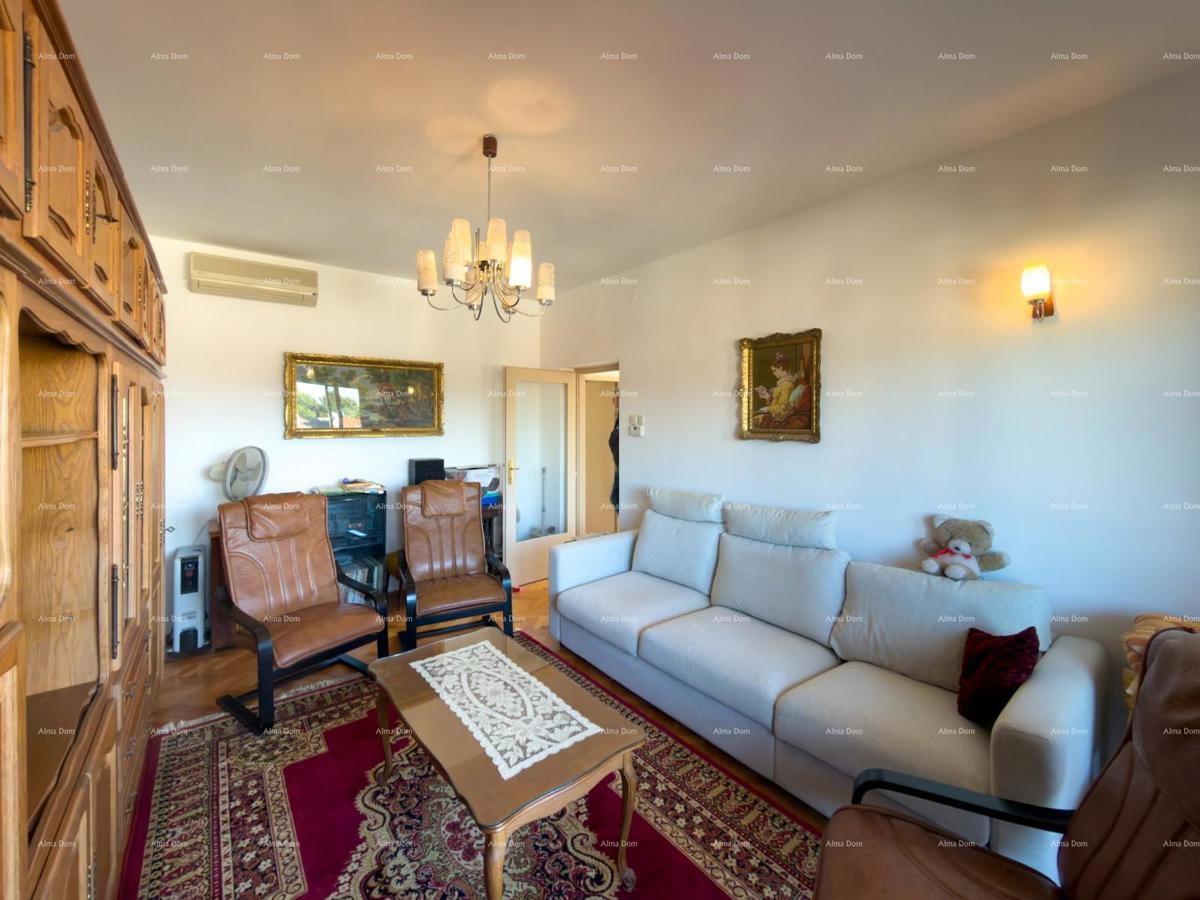 Pula – Hiša z dvema stanovanjski enotama, 50 m od morja