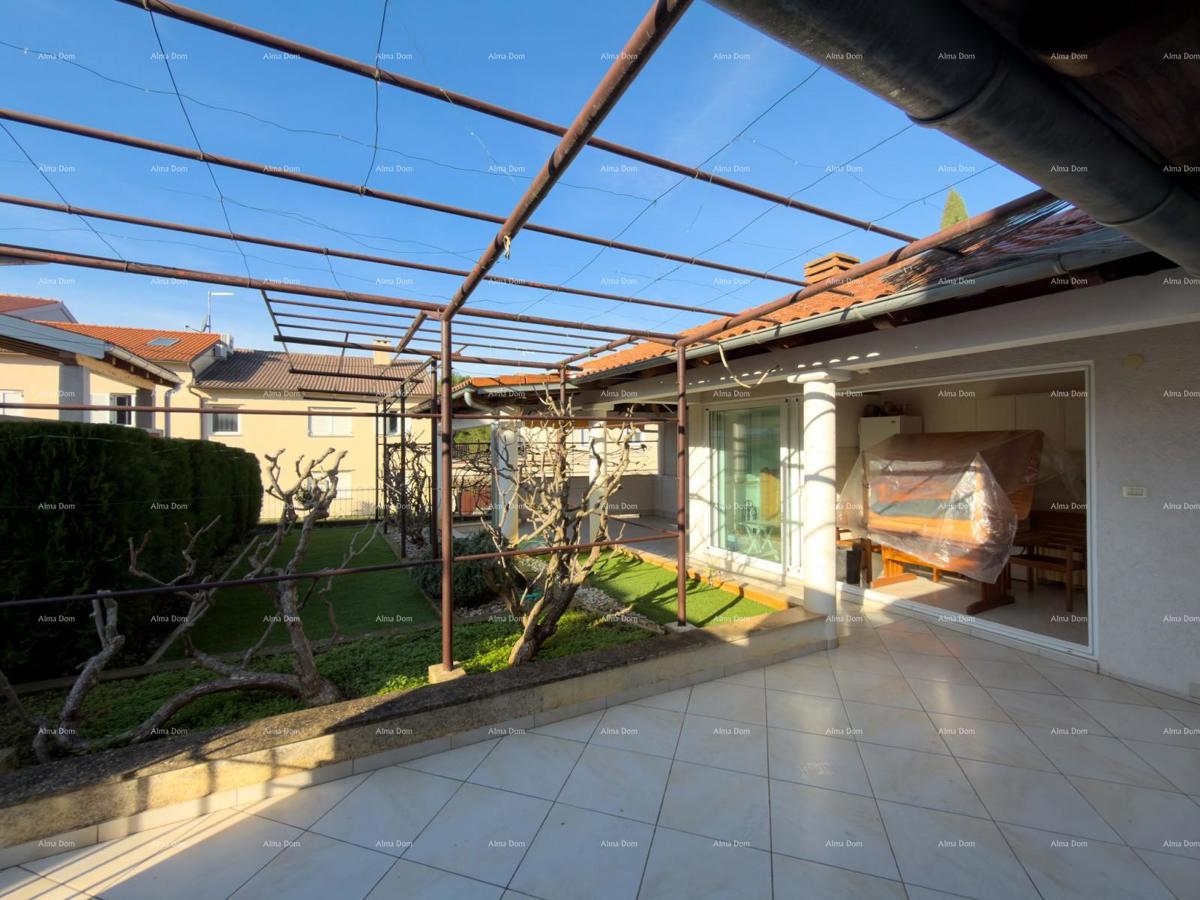 Pula – Hiša z dvema stanovanjski enotama, 50 m od morja