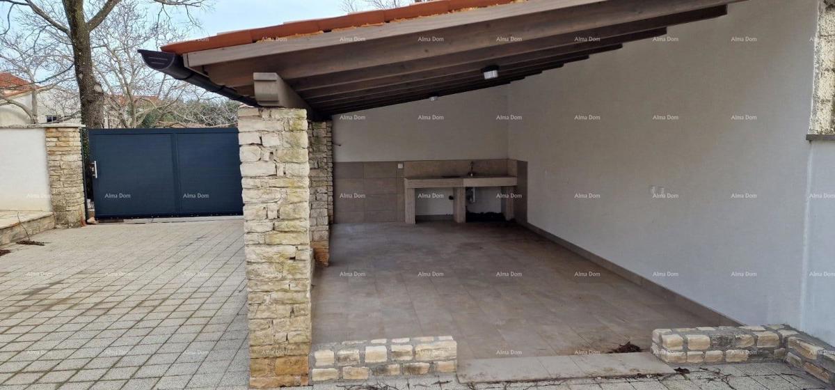 Na prodaju hiša s bazenom in dvoriščem – mirna vas ob Barbanu