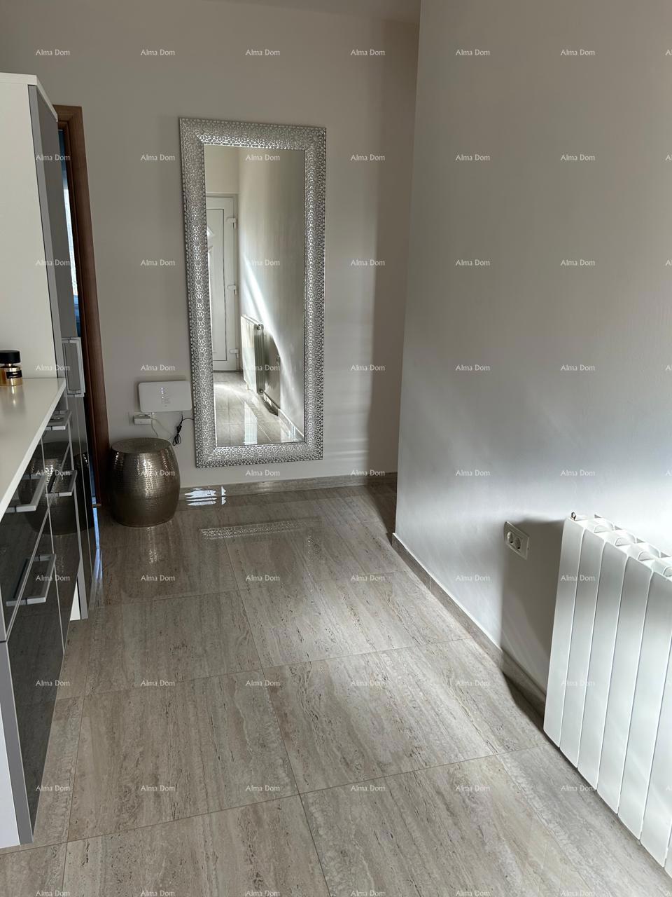 Ližnjan, urejena in popolnoma opremljena hiša z garažo in kletjo