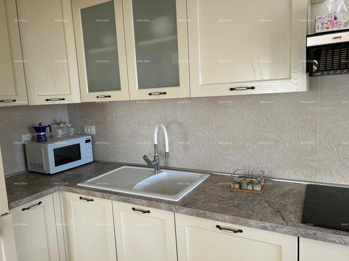 Ližnjan, urejena in popolnoma opremljena hiša z garažo in kletjo