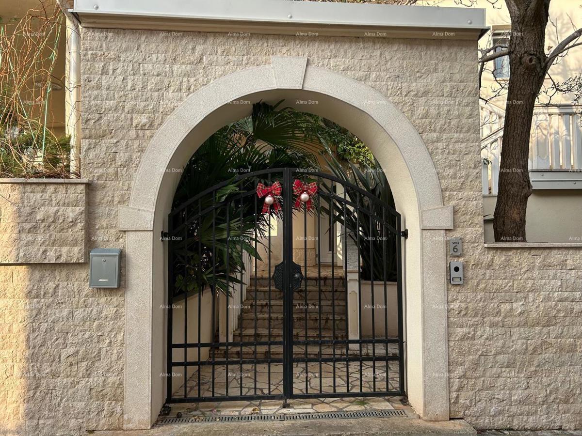 Ližnjan, urejena in popolnoma opremljena hiša z garažo in kletjo