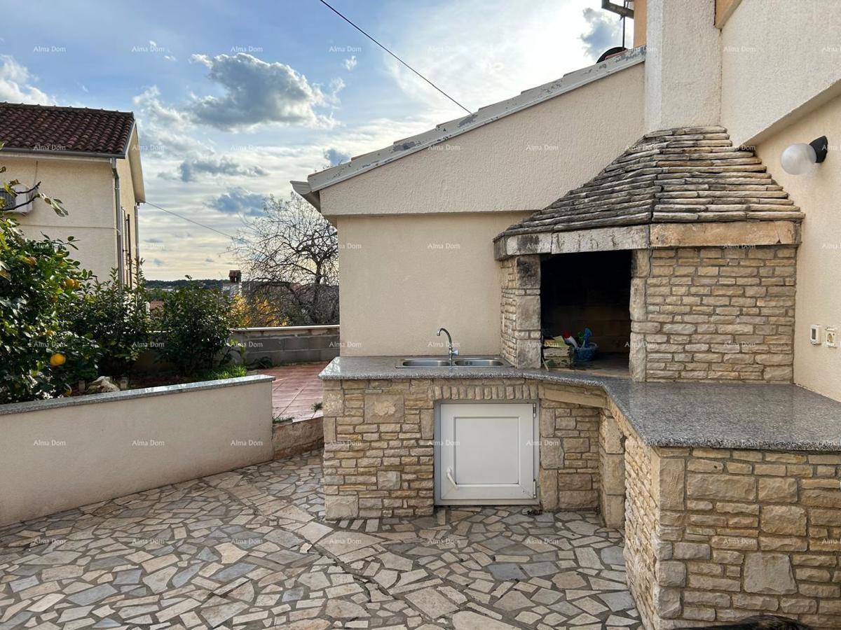 Ližnjan, urejena in popolnoma opremljena hiša z garažo in kletjo