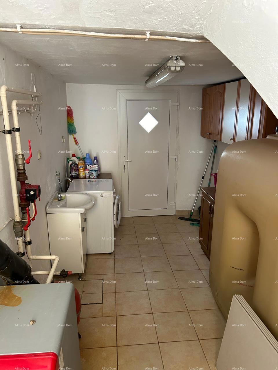 Ližnjan, urejena in popolnoma opremljena hiša z garažo in kletjo