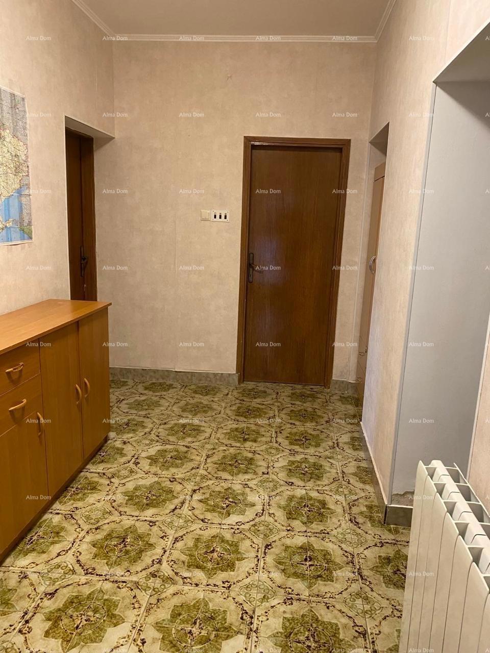 Ližnjan, urejena in popolnoma opremljena hiša z garažo in kletjo