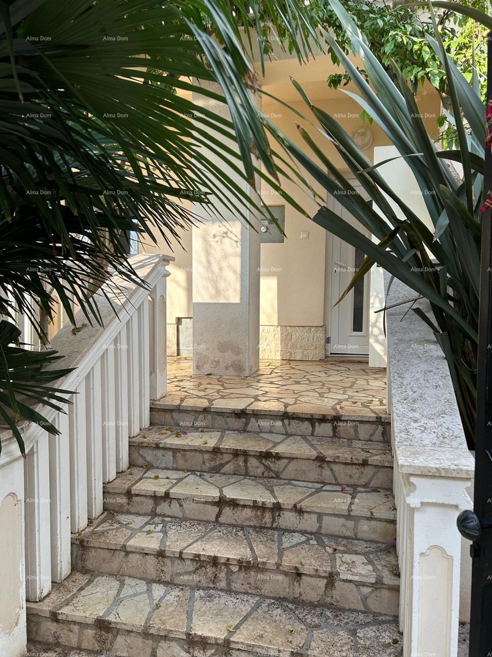 Ližnjan, urejena in popolnoma opremljena hiša z garažo in kletjo