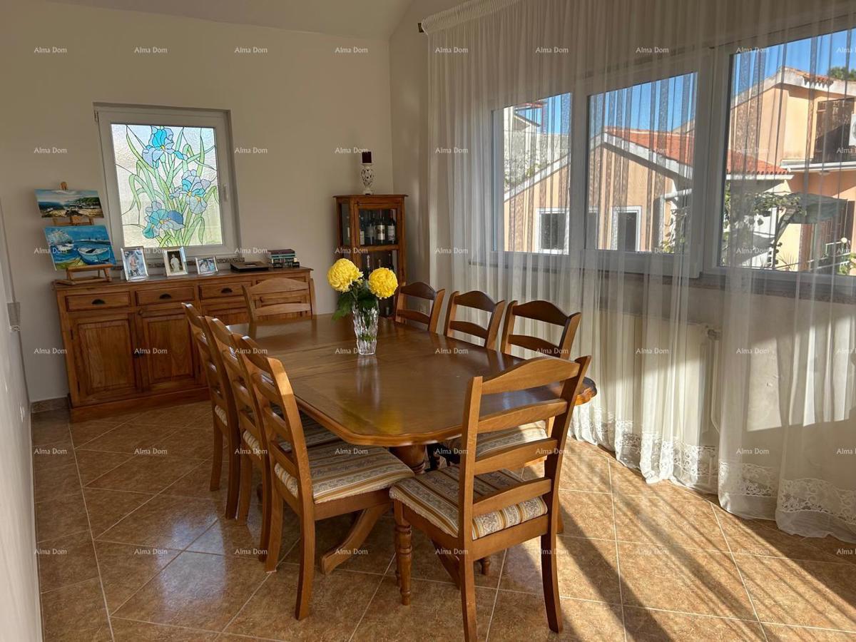 Ližnjan, urejena in popolnoma opremljena hiša z garažo in kletjo