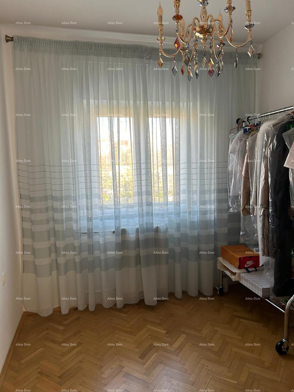 Ližnjan, urejena in popolnoma opremljena hiša z garažo in kletjo