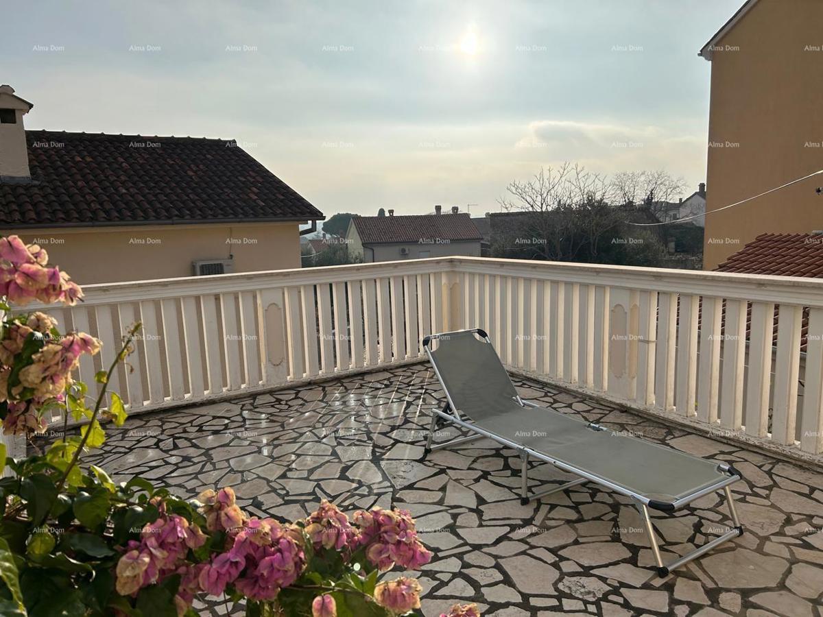 Ližnjan, urejena in popolnoma opremljena hiša z garažo in kletjo