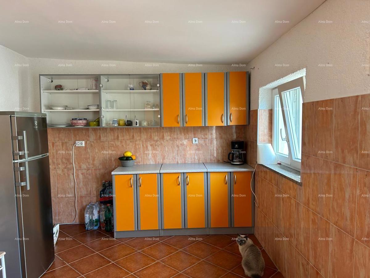 Ližnjan, urejena in popolnoma opremljena hiša z garažo in kletjo