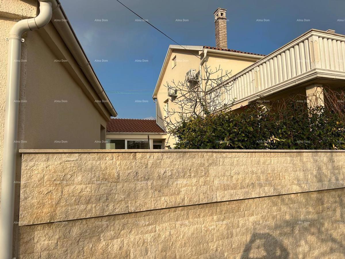 Ližnjan, urejena in popolnoma opremljena hiša z garažo in kletjo