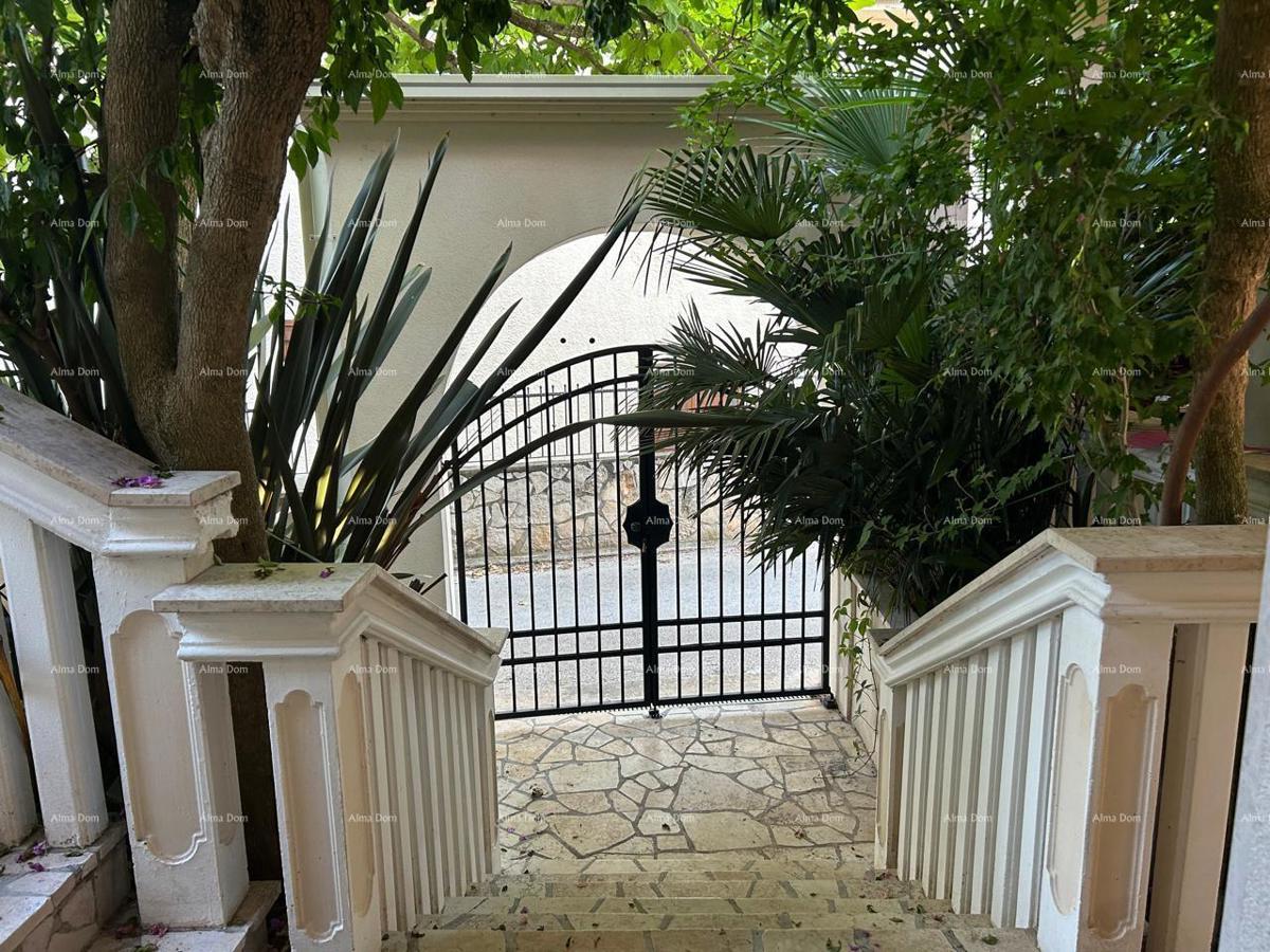 Ližnjan, urejena in popolnoma opremljena hiša z garažo in kletjo