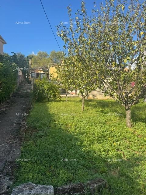 Prodaja hiše v širšem centru s pomožno zgradbo, Pula!