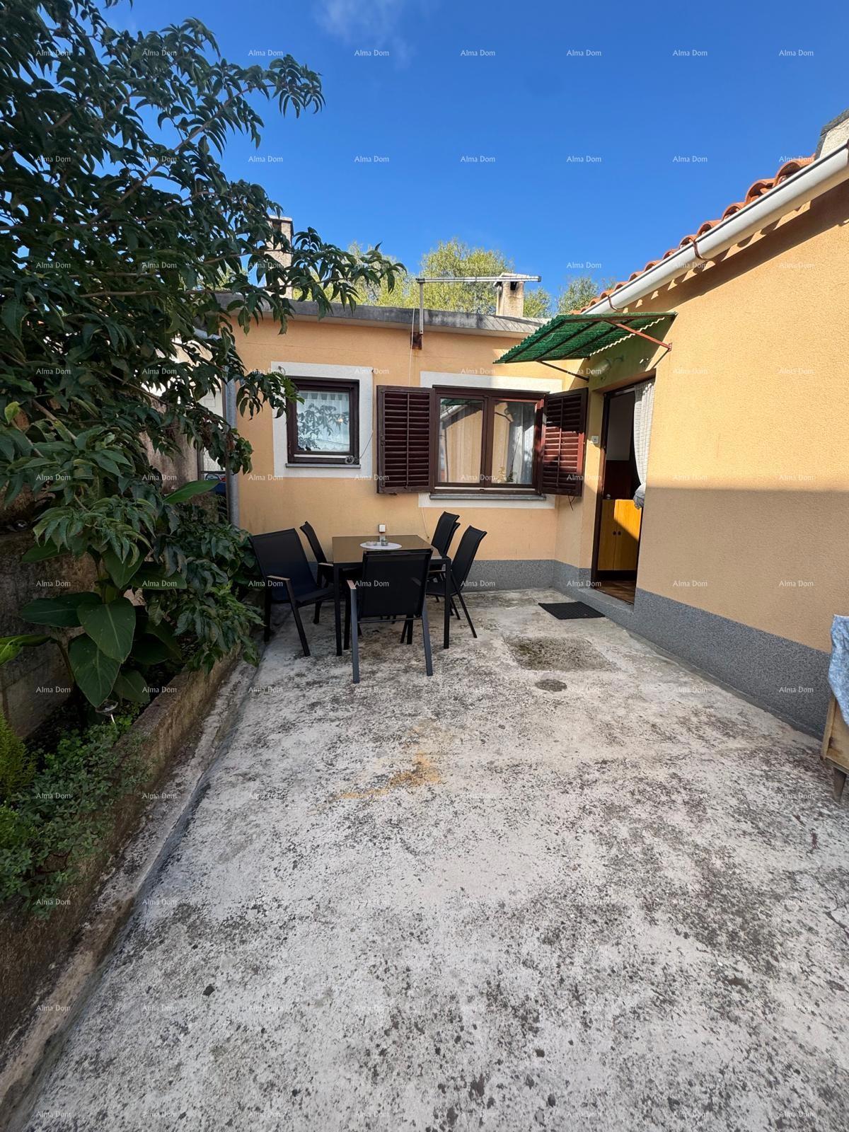 Prodaja hiše v širšem centru s pomožno zgradbo, Pula!