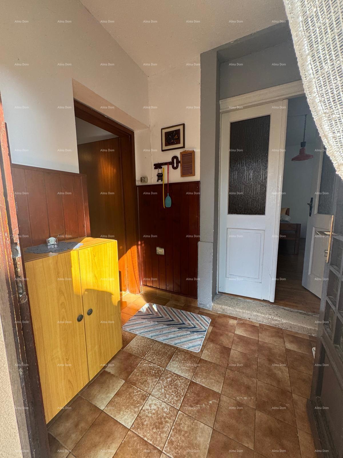 Prodaja hiše v širšem centru s pomožno zgradbo, Pula!