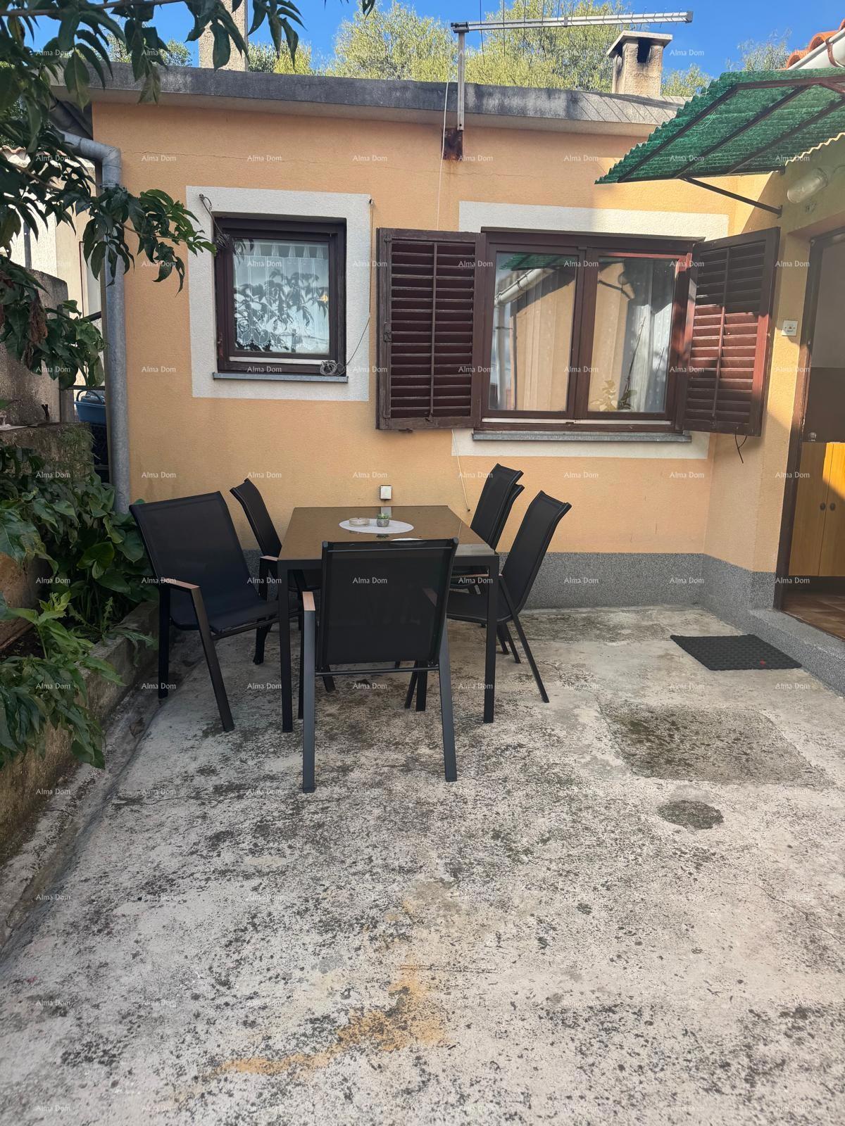 Prodaja hiše v širšem centru s pomožno zgradbo, Pula!