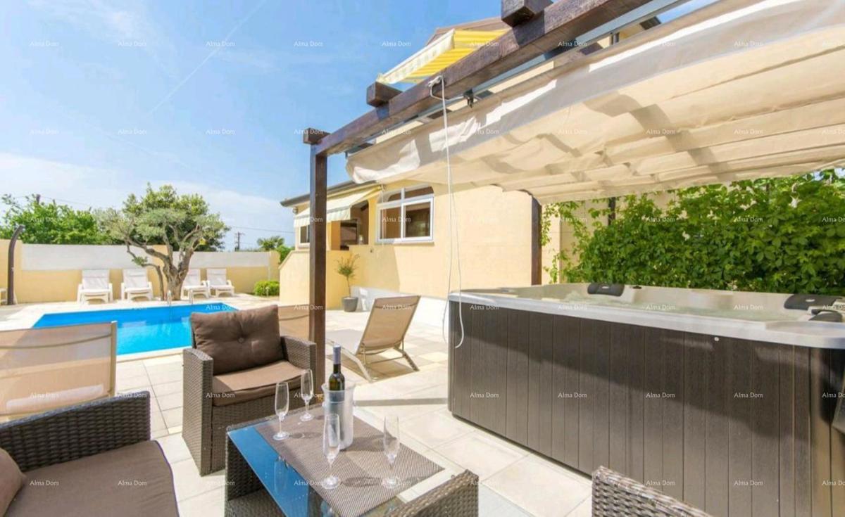 Hiša s bazenom v Poreču!