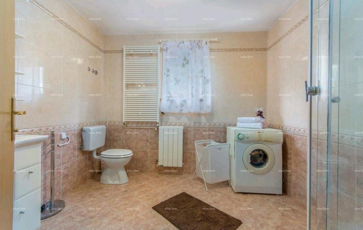 Hiša s bazenom v Poreču!